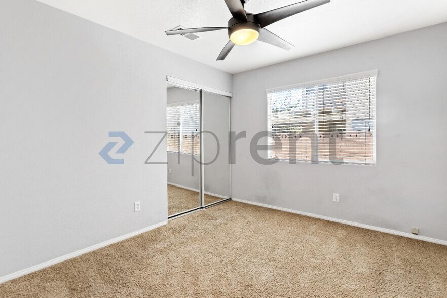 Building Photo - Unit