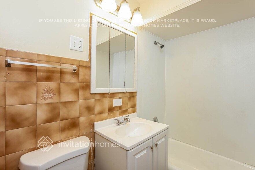 Building Photo - 8440 S Lockwood Ave