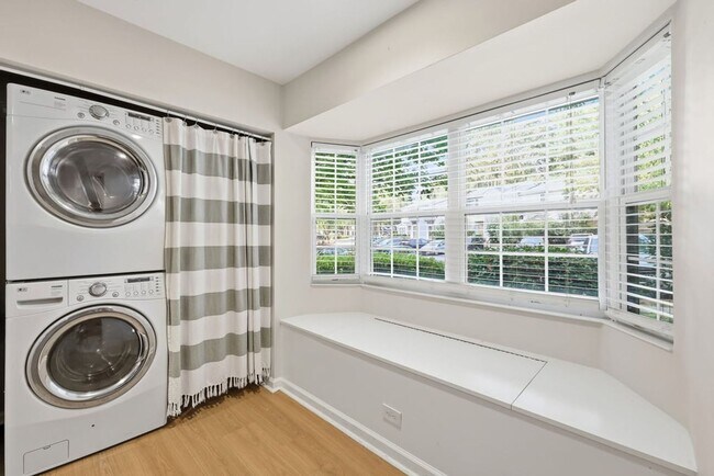 Building Photo - Modern 3BD, 2.5BA North Raleigh Townhome with Upgrades in a Prime Location Near Top Shopping, Din...