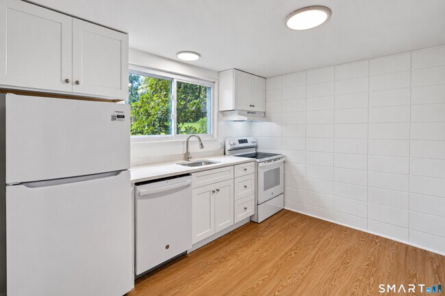Building Photo - 19 Denlar Dr
