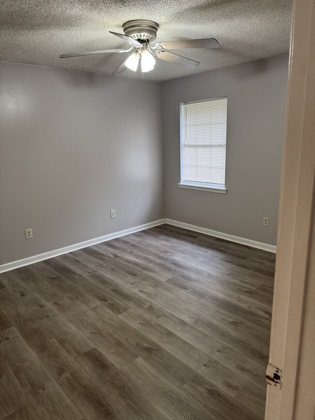 Building Photo - 2 Kim Ln