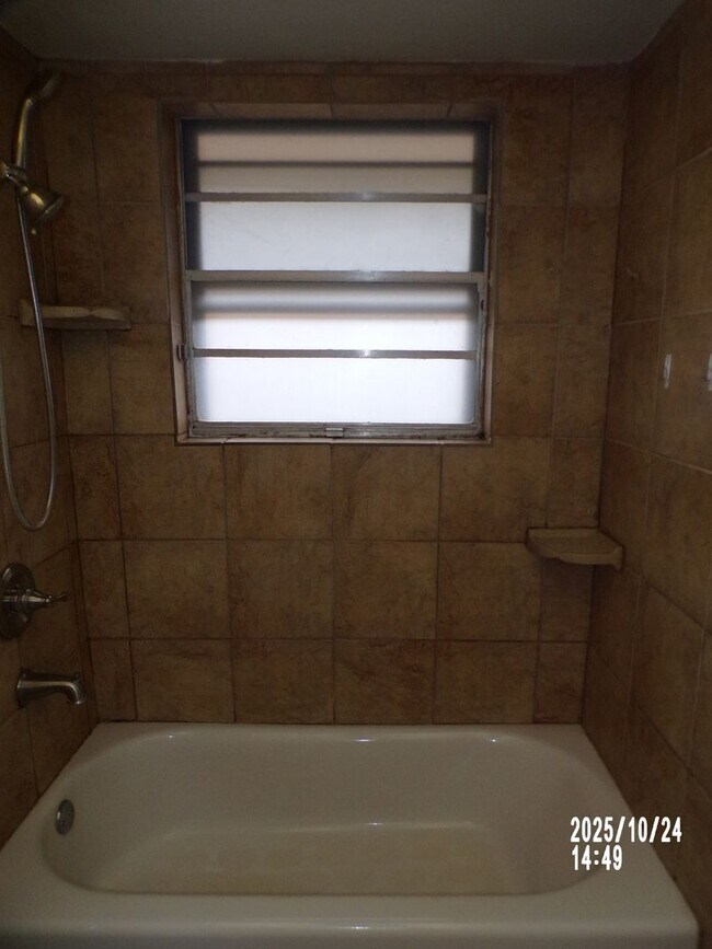 Building Photo - Very Nice home located in the Sullivan Vil...