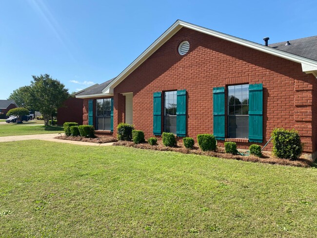Building Photo - Charming 3-Bedroom Brick Home with Modern ...