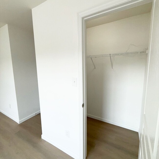 Building Photo - 569 Parkgate Dr