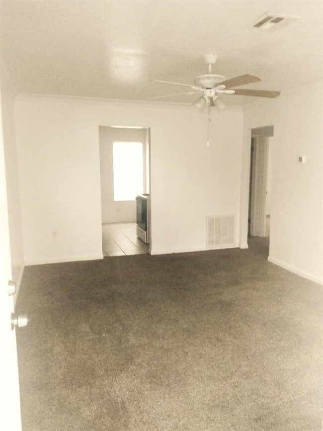 Building Photo - 1175 NW Ozmun Ave