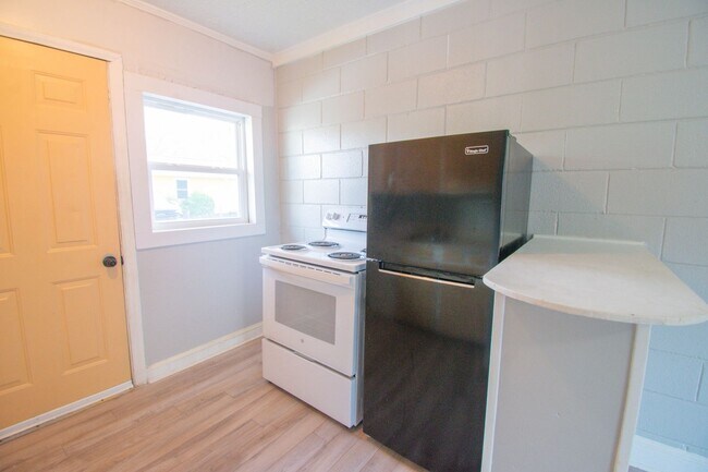 Building Photo - 1 Bedroom 1 Bathroom- New LVP Flooring!