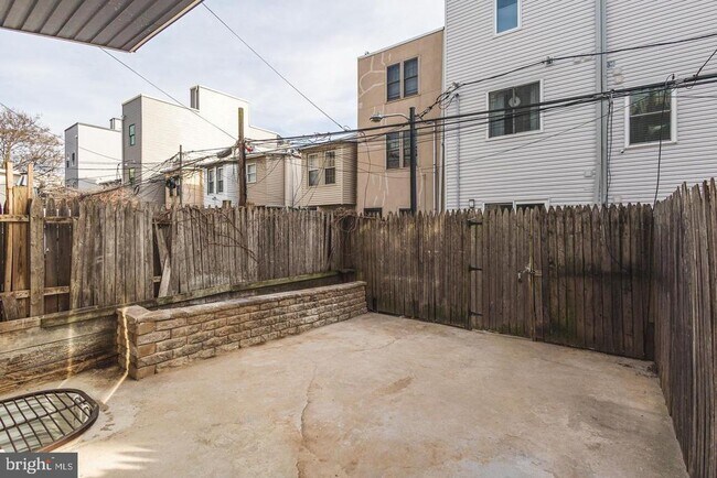 Building Photo - 3030 W Girard Ave