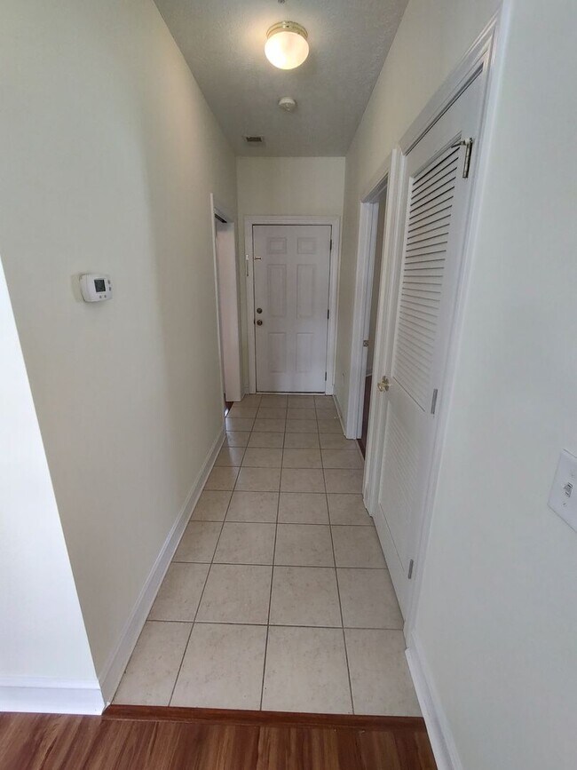 Building Photo - MOVE IN READY! 3rd Floor Condo with BEAUTIFUL Pond View! Central Location!