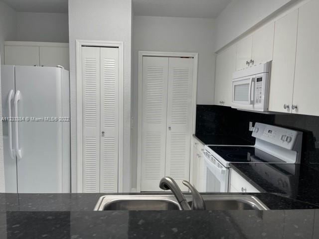 Building Photo - 9340 Fontainebleau Blvd