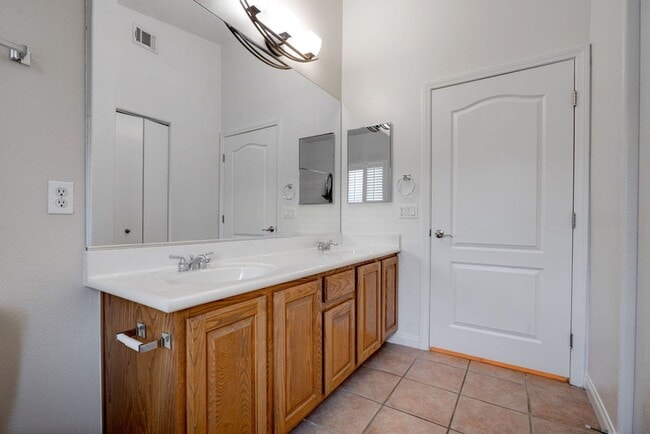 Building Photo - 2305 W Horizon Ridge Pkwy