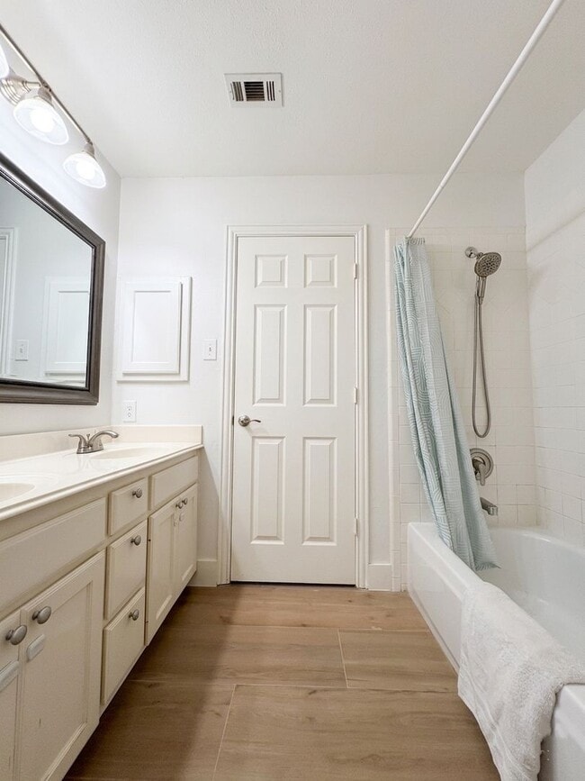 Building Photo - Beautiful single-story home for lease