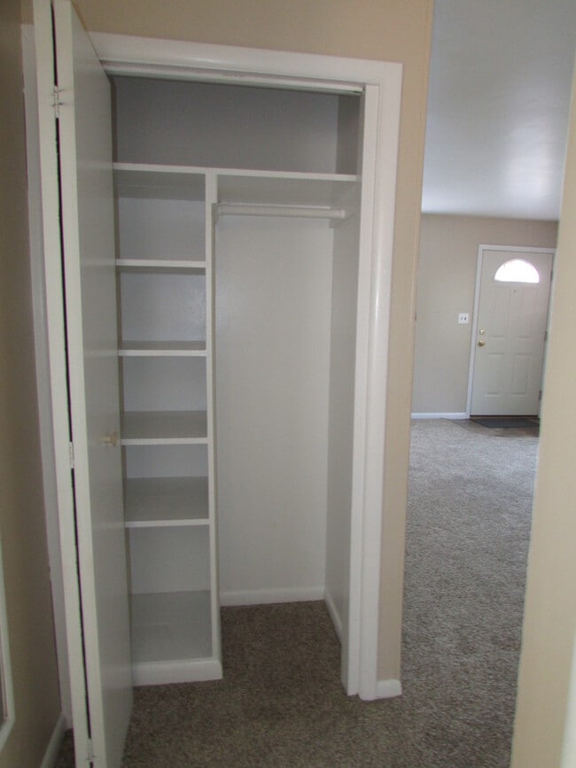 Building Photo - 2 BEDROOM | 1 BATH | SINGLE GARAGE | ROBBINSDALE | 12 MONTH LEASE