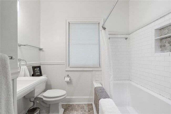 Building Photo - 663 Yorkshire Rd NE