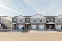 Building Photo - Darling 3 Bed 2.5 Bath Townhome located in Sugar City