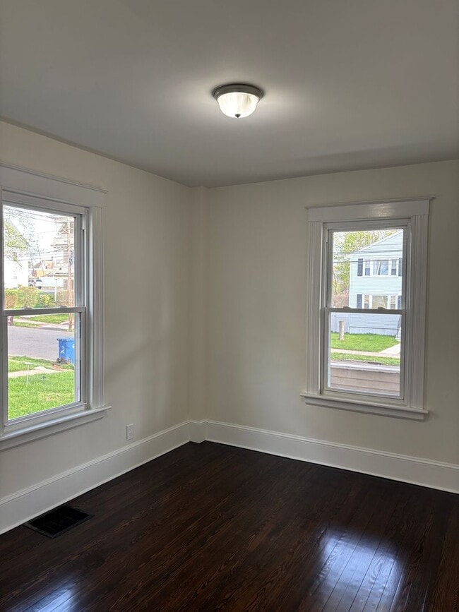 Building Photo - 38 Roberts St