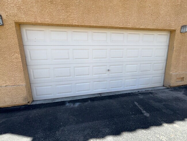 Building Photo - Spacious 3-Bed / 2.5 Bath Oasis: Modern Living in the Heart of Las Vegas!