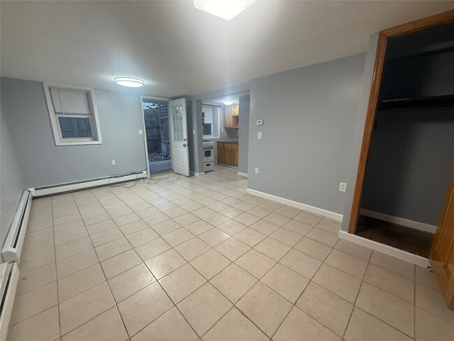 Building Photo - 337 1/2 Riverside Dr