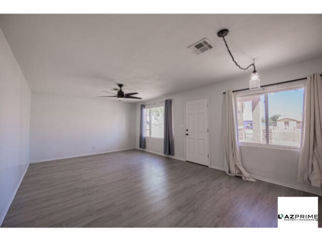 Building Photo - Stylish 2/2 Phoenix House - Spacious Yard ...
