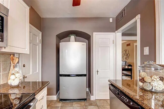 Building Photo - 925 S Hanley Rd