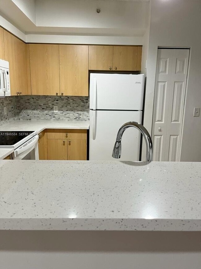 Building Photo - 7930 N Nob Hill Rd