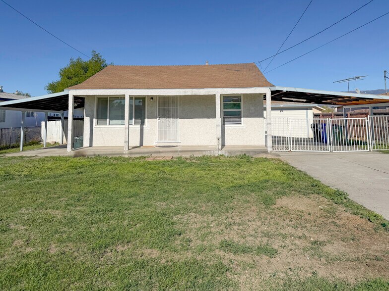 Building Photo - 1722 E Victoria Ave