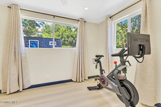 Building Photo - 2855 Los Feliz Dr