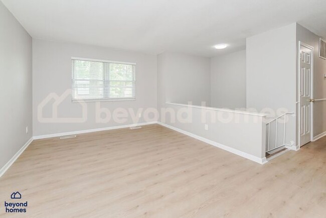 Building Photo - Stunning 4 Bedroom 2 Bathroom Home - Looki...