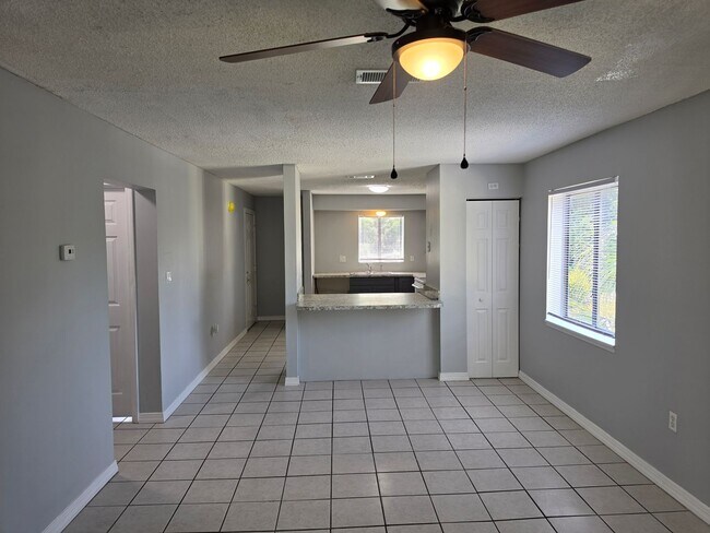 Building Photo - 2526 S Oak Ave