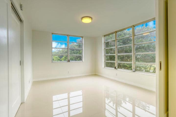 Building Photo - 535 Oaks Dr
