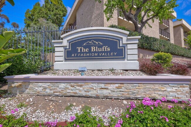 Building Photo - 1/2 off 1st month rent move in special at the Bluffs!!!