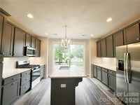 Building Photo - 618 W End Dr