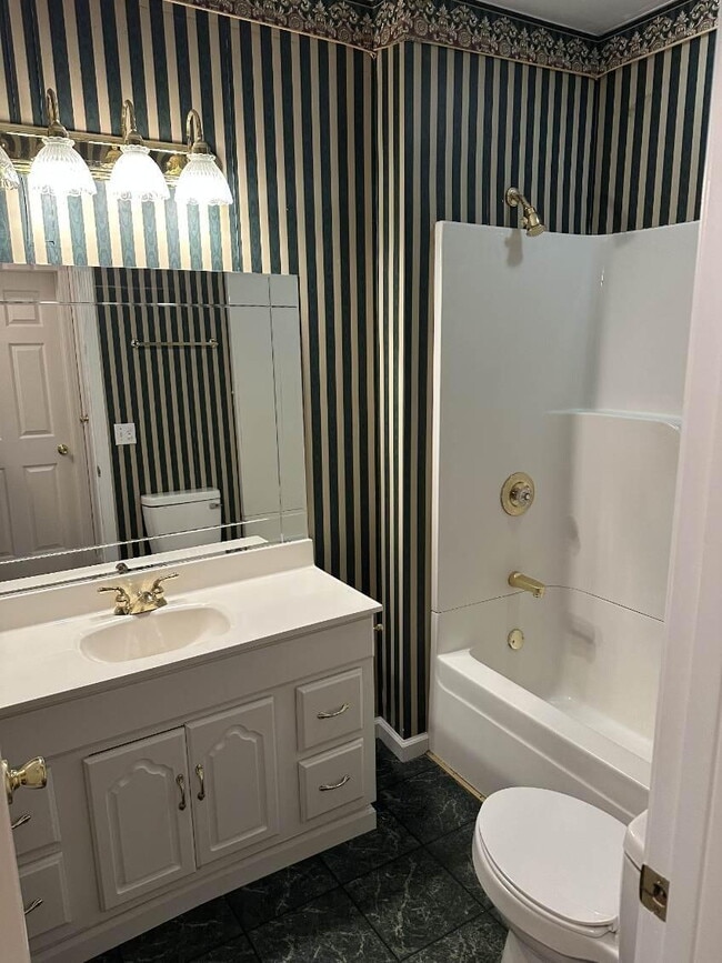 Building Photo - "Charming 2-Bedroom with 2 Full Baths in t...
