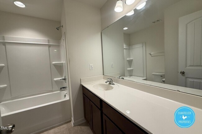 Building Photo - 49 E Grove Point Dr
