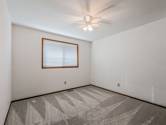 Building Photo - Spacious 3 bedroom 2.5 bathroom ranch styl...