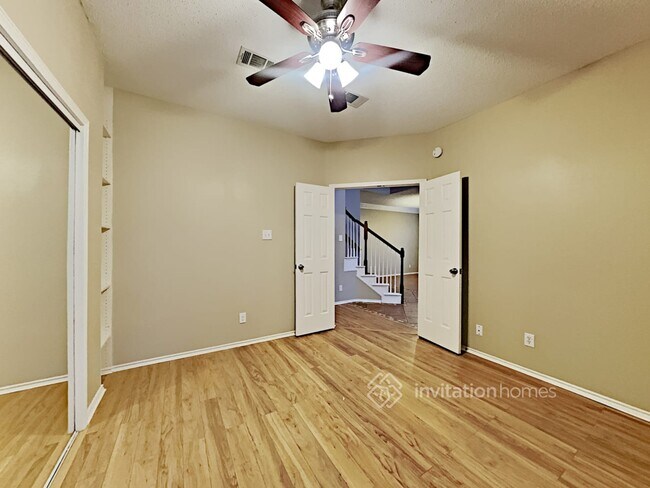 Building Photo - 720 Hollow Ridge Dr