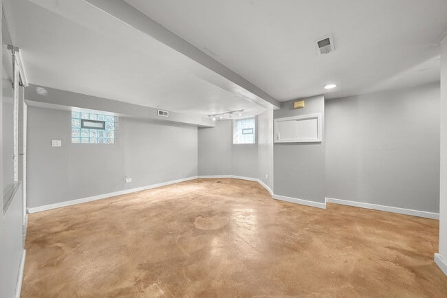 Building Photo - 7250 N Rogers Ave