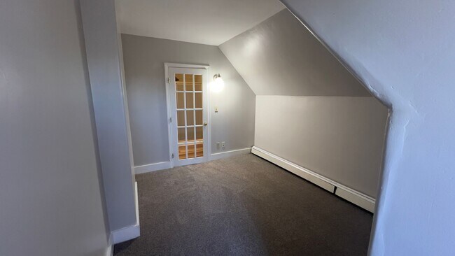 Building Photo - Spacious Sunny 2 BR-Walk to Downtown-Laund...