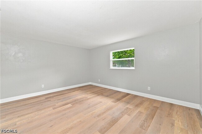 Building Photo - 903 SE 20th Ct