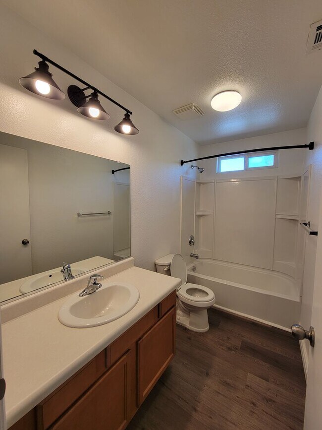 Building Photo - 4 Bedroom 2 Bathroom Home Close to Shopping and Restaurants!!