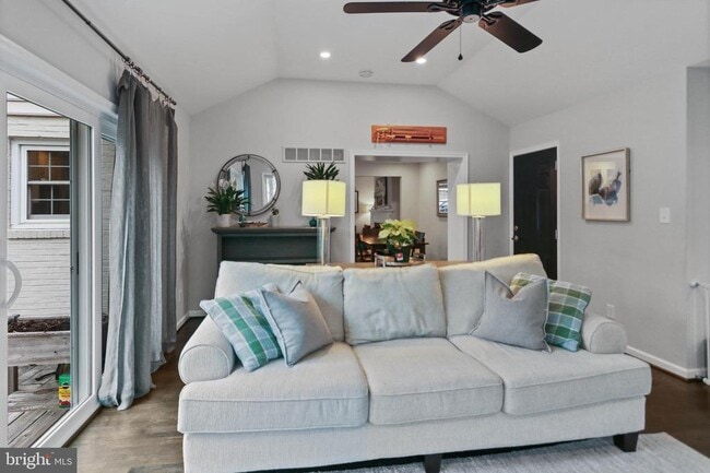 Building Photo - 10 Boulder Brook Dr