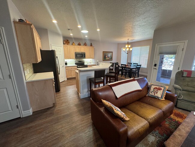 Building Photo - Beautiful 3 Bed / 2 Bath Furnished Home in Sun River 55+ Community!!