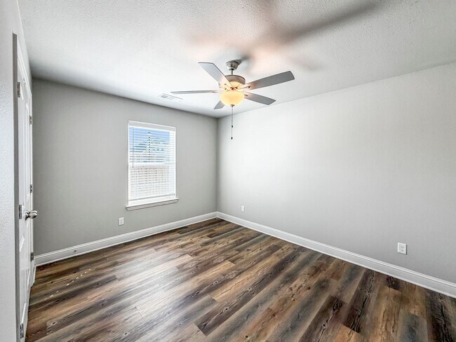 Building Photo - Beautiful and Nearly New 4BR 2BA Home w/ Stylish Finishes + Car Garage in Sherman