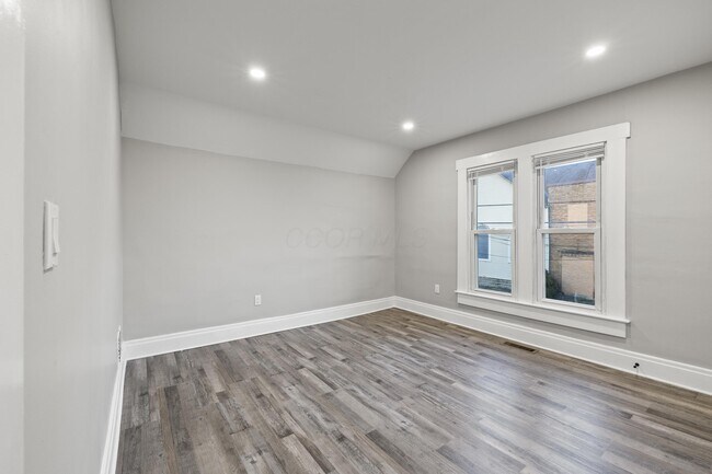 Building Photo - 1736 Bruck St