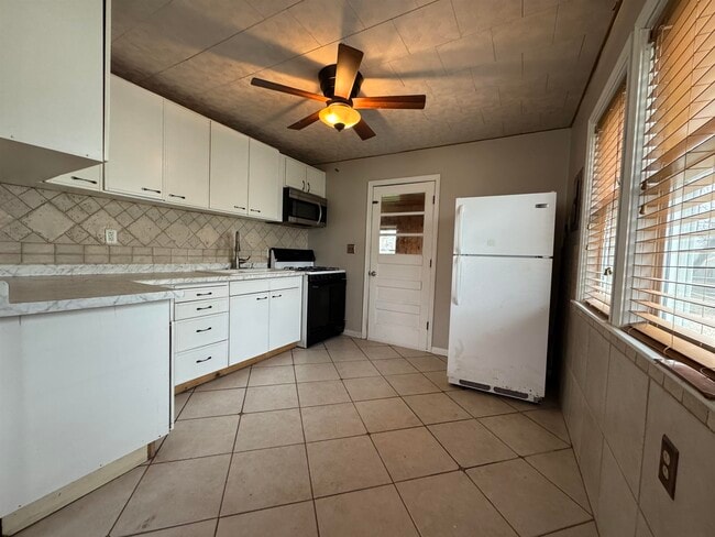 Building Photo - 1532 Vernon Ave