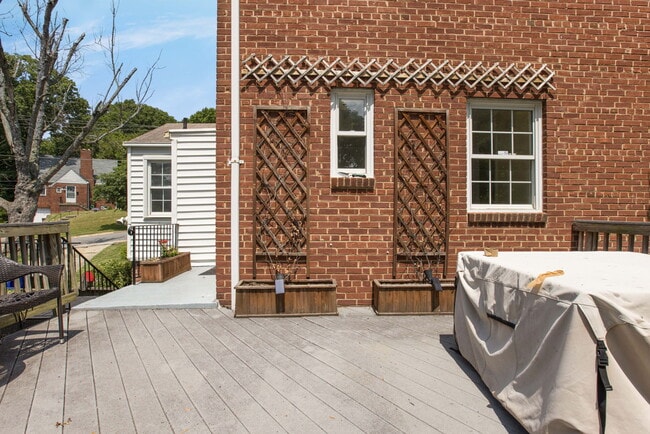 Building Photo - 2509 Crest Ave