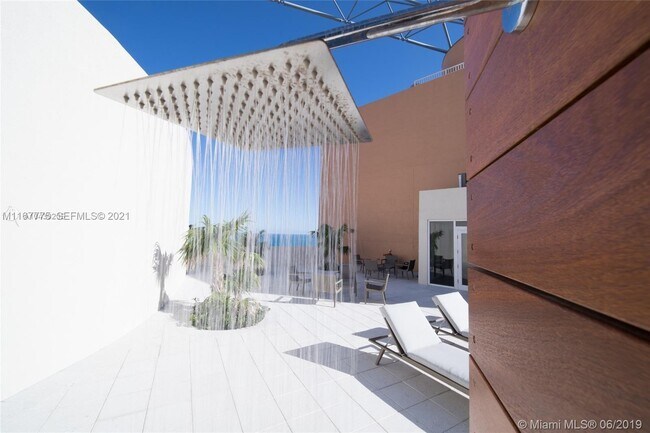 Building Photo - 18911 Collins Ave