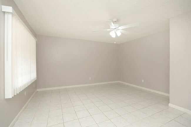 Building Photo - 3 bedroom 1.5 bathroom now available.