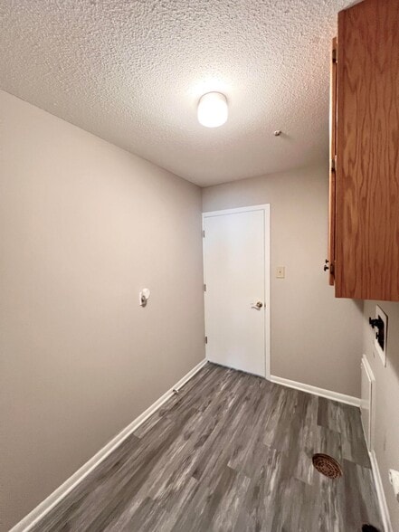 Laundry Room - 6827 Azalea Dr
