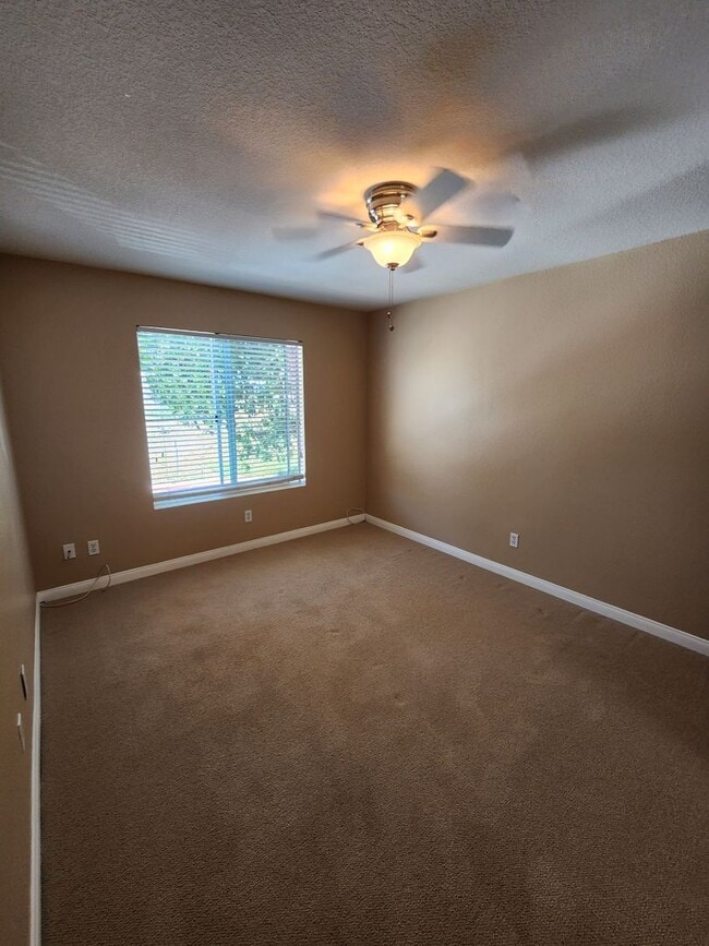 Building Photo - Gorgeous & Spacious 3Bd/2.5Ba, 1,679 SqFt, 2-story Condo - Central A/C & heat, Washer/Dryer - 2 C...