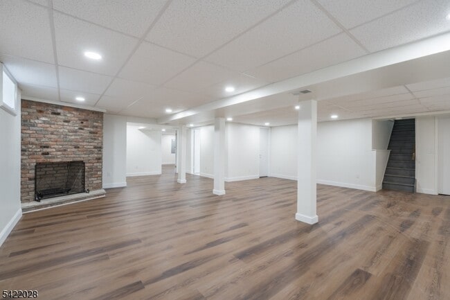 Building Photo - 6 Windsor Way